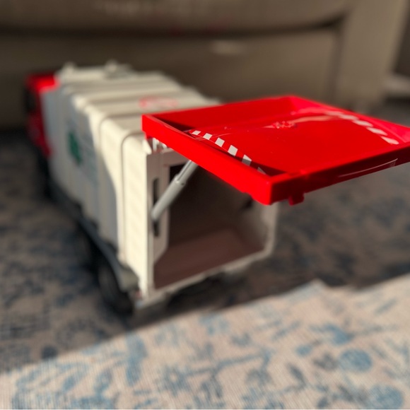 Official large Bruder side loading garbage truck -Excellent condition - Picture 6 of 11